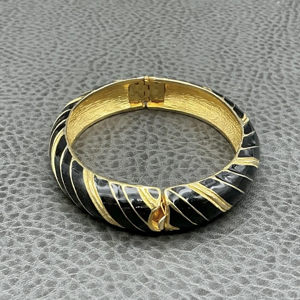 Vintage‎ Dotty Smith Bracelet Black Enamel Gold Tone Bangle Womens Jewelry